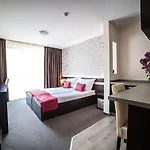 Auris Hotel 4*